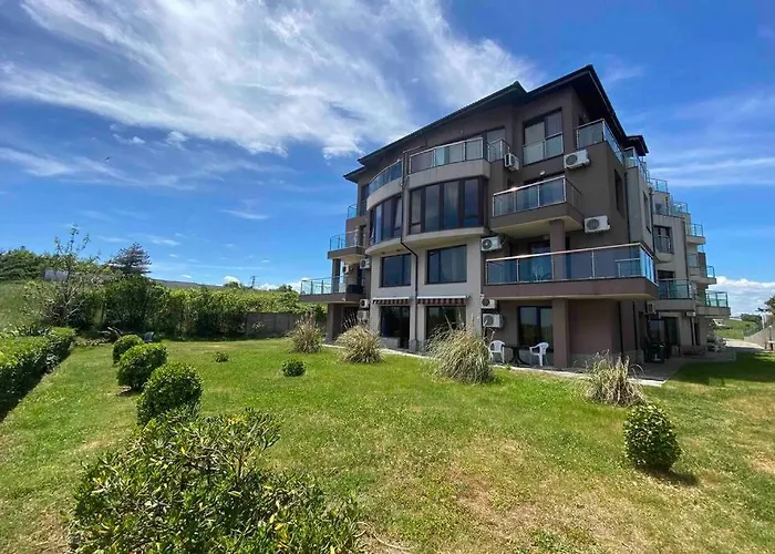 Apartman Seaview Dreamy With A Pool And Garden