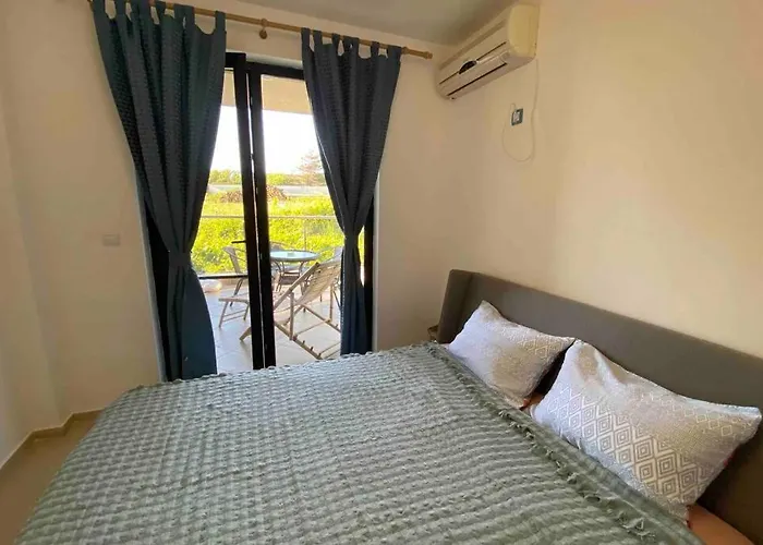 Apartman Seaview Dreamy With A Pool And Garden